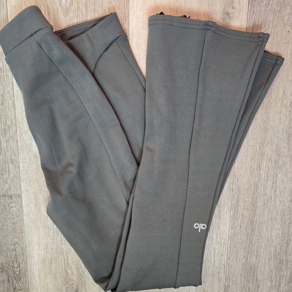 ALO Yoga Pants - Alo Yoga Airbrush Flutter Leggings Size XSmall Green Color